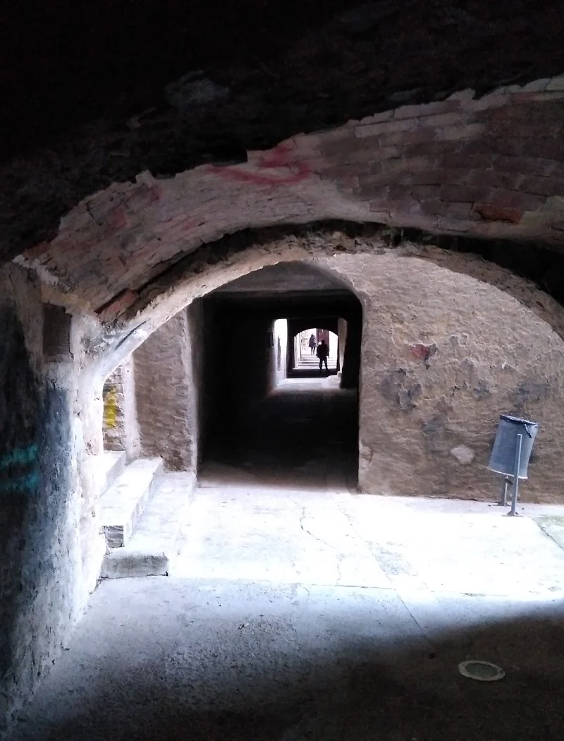 Voltes de pedra i passadís del carreró de les Bruixes de Cervera.