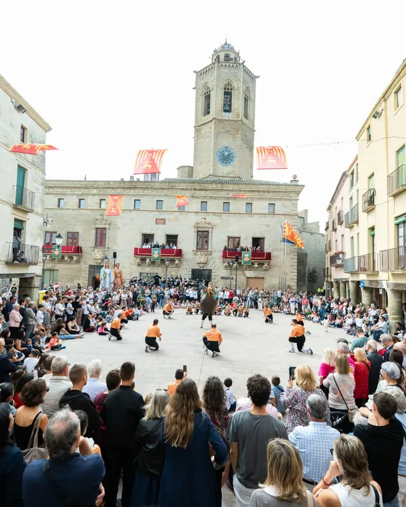 Ball de festa major a la plaça Major de Cervera, envoltat de públic, amb la Paeria i el campanar al fons.
