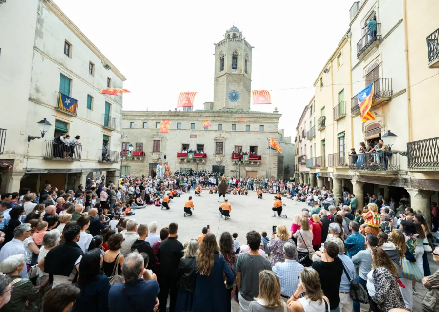 Ball de festa major a la plaça Major de Cervera, envoltat de públic, amb la Paeria i el campanar al fons.