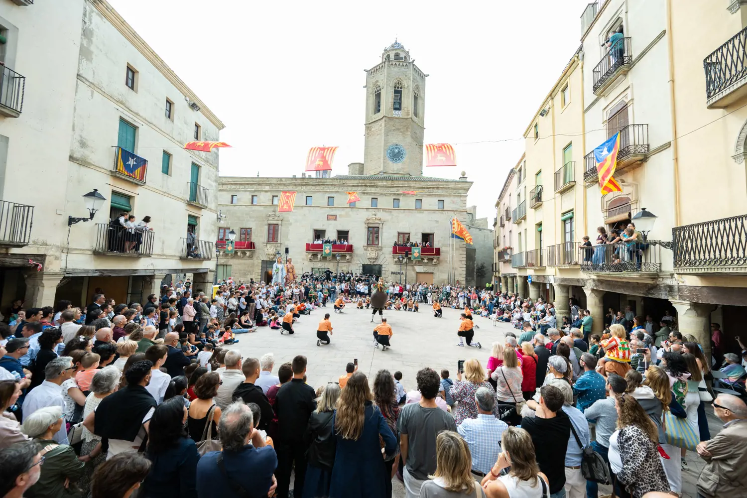 Ball de festa major a la plaça Major de Cervera, envoltat de públic, amb la Paeria i el campanar al fons.
