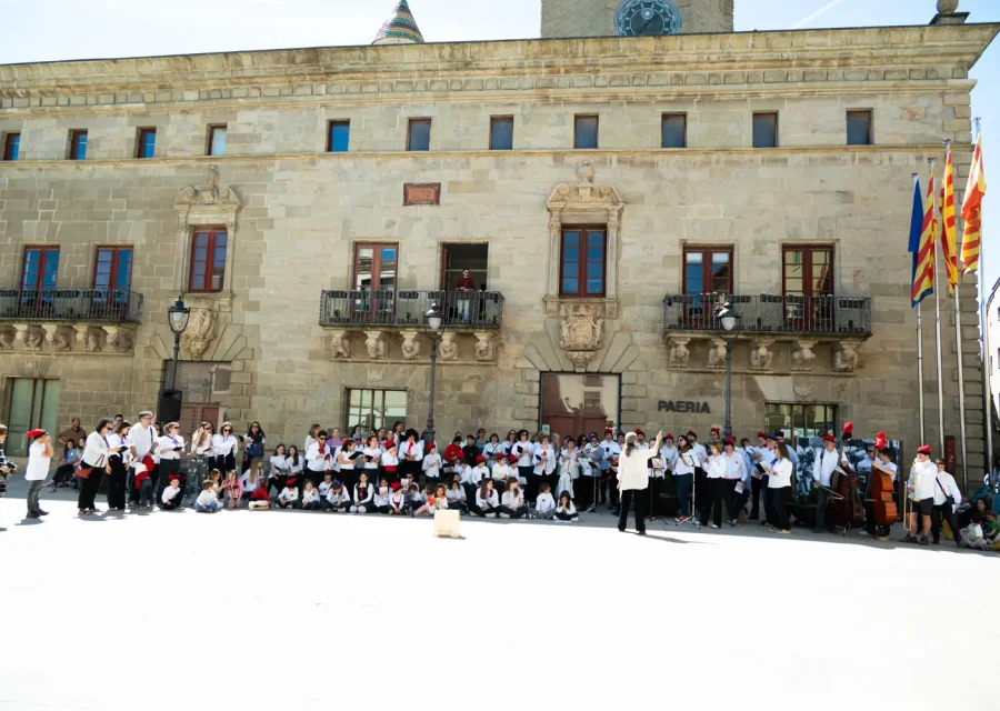 L’Himne del Mil·lenari protagonitza unes Caramelles que omplen de música el centre de Cervera