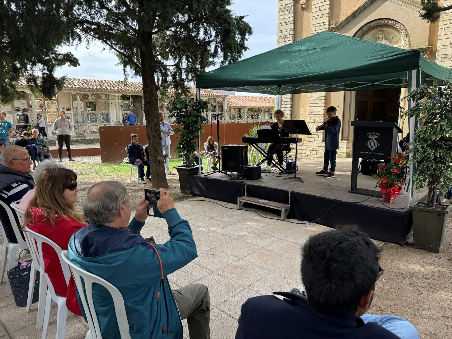 Música i poesia van fer més amable la visita al cementiri de Cervera per Tots Sants