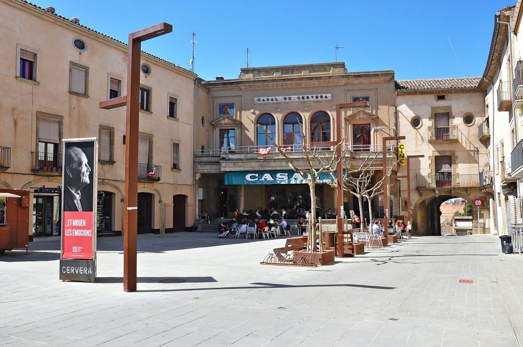 Plaça de Santa Anna de Cervera, amb el Casal i les terrasses.