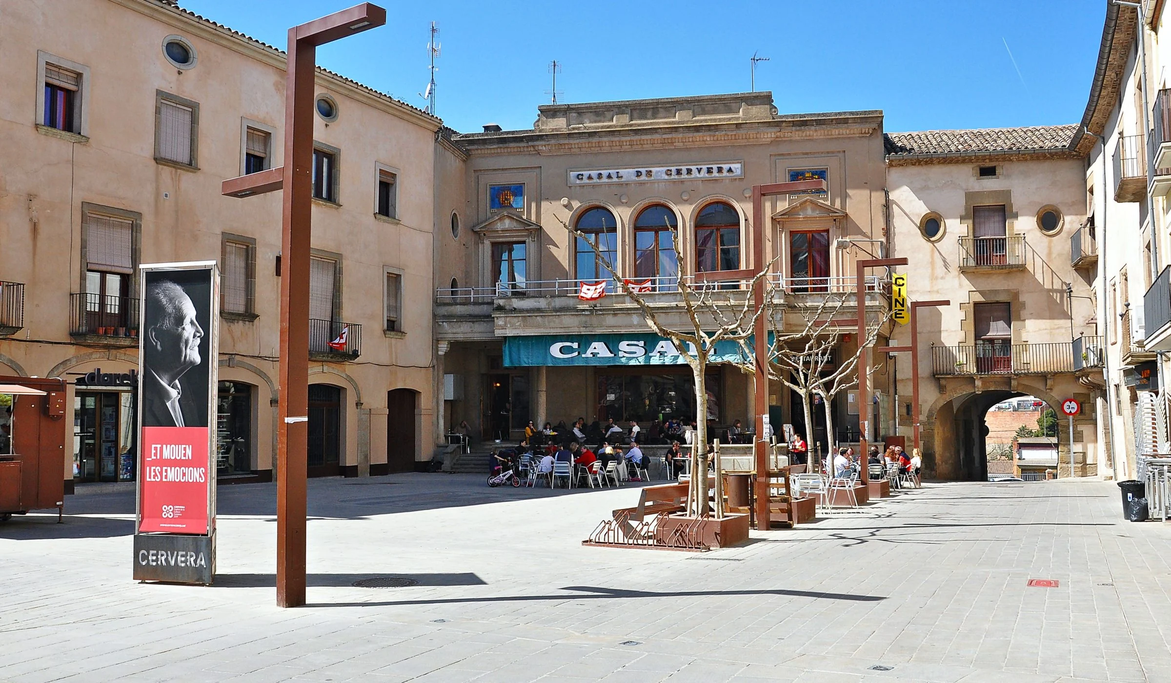Plaça de Santa Anna de Cervera, amb el Casal i les terrasses.