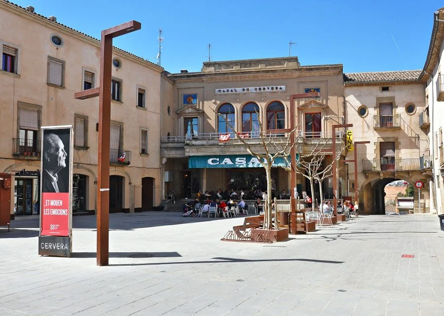 Plaça de Santa Anna de Cervera, amb el Casal i les terrasses.