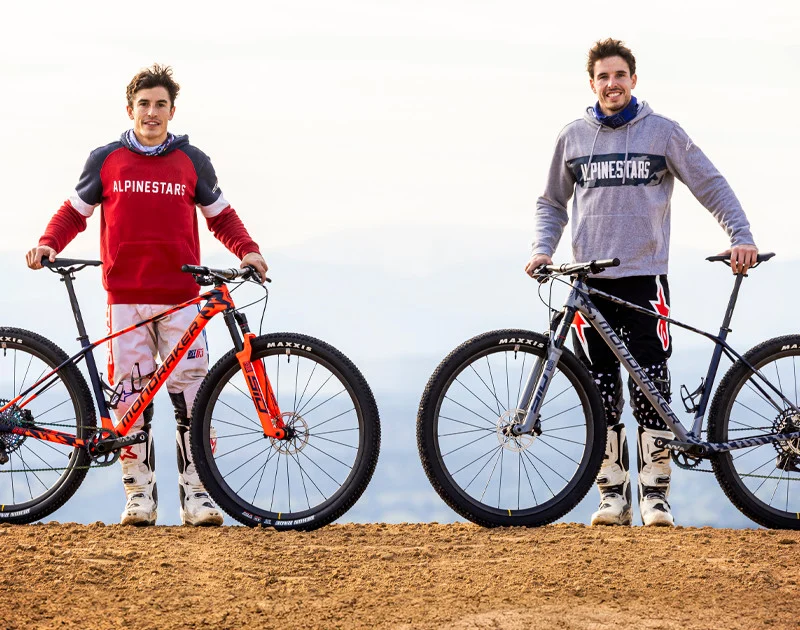 Marc i Àlex Márquez amb les seves bicicletes de muntanya Mondraker