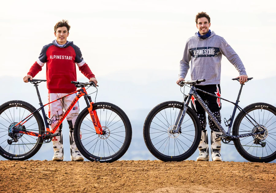 Marc i Àlex Márquez amb les seves bicicletes de muntanya Mondraker